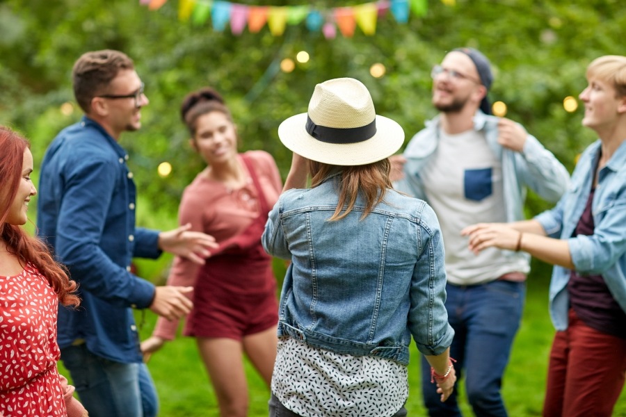 3. Schmeiß' eine Gartenparty!