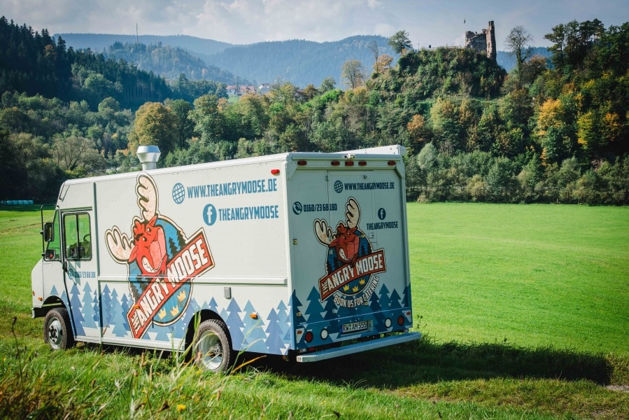 Wie lange sind Sie schon mit Ihrem Foodtruck unterwegs und wie sind Sie auf die Idee gekommen?