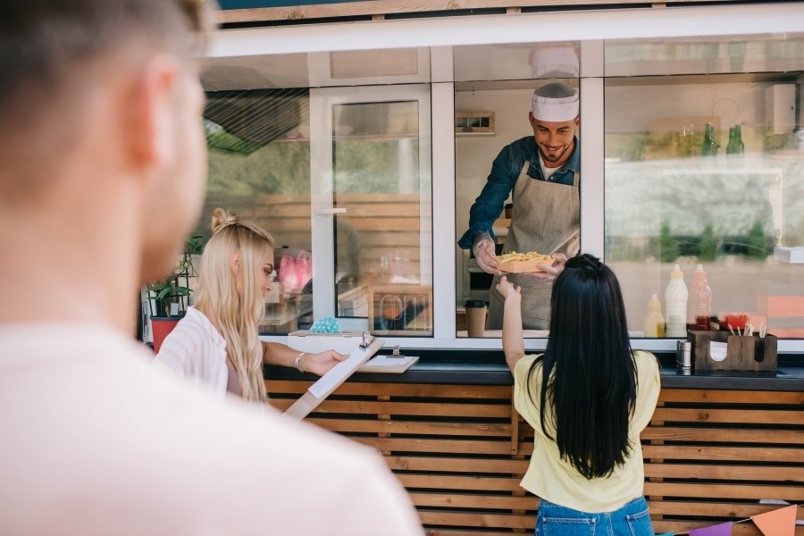 Foodtruck mit Grill oder Firmenfeier